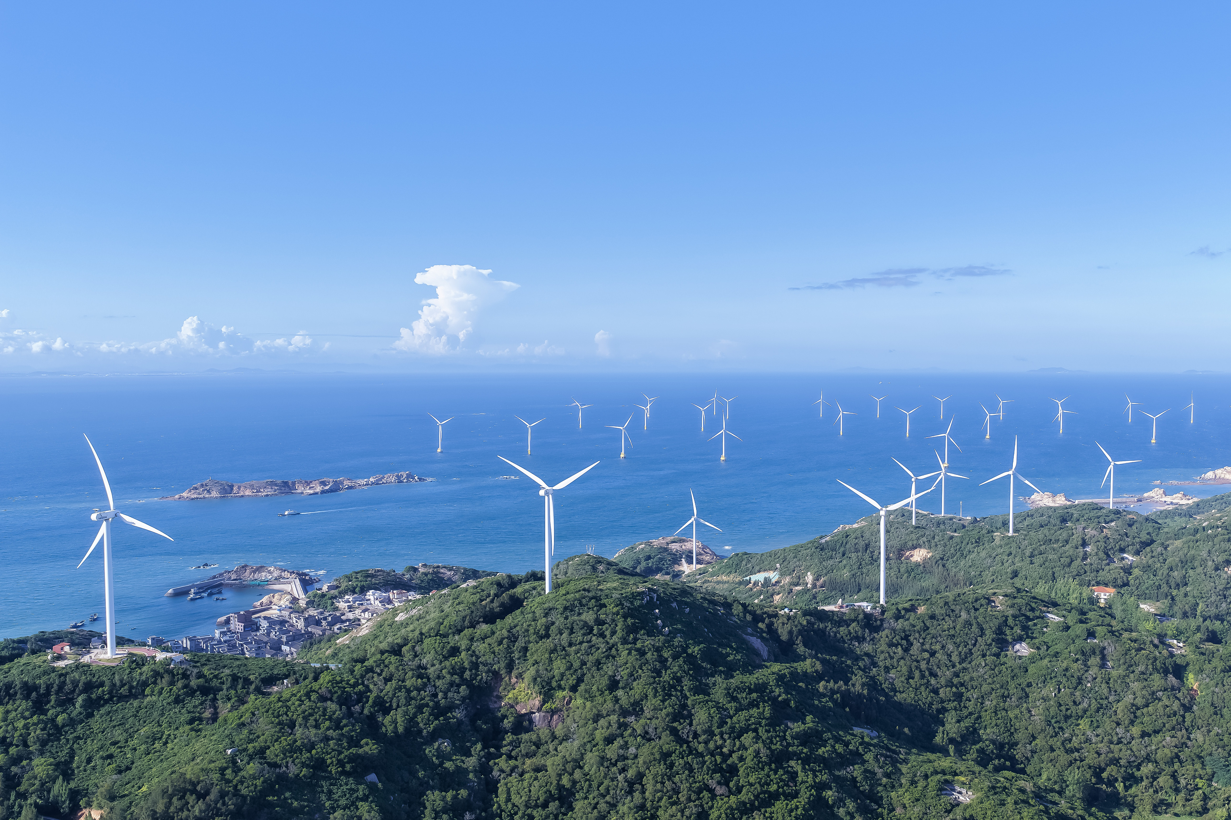 天天学习|一座桥与一片海 2025年9月17日,福建福州,平潭岛北部湾,岛上和海上的风力发电机迎风转动。