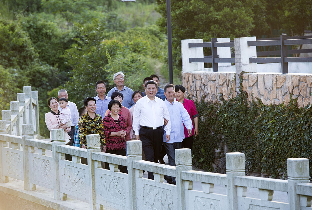 天天学习|一座桥与一片海 2015年5月25日,习近平总书记在浙江考察调研时,来到舟山定海区看望当地群众。